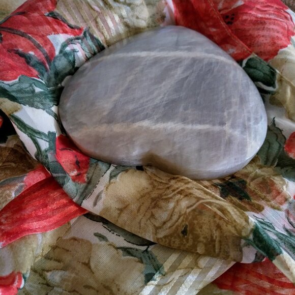 New Heart Shaped Moonstone - Picture 3 of 7